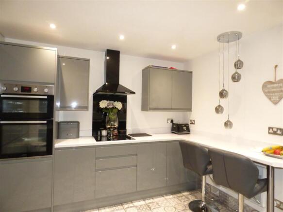 KITCHEN 2.JPG