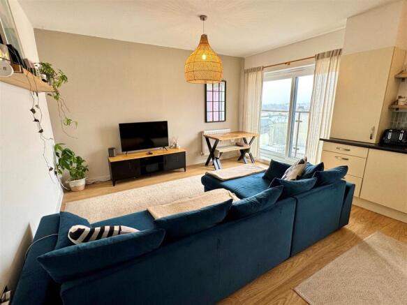 32 Astor Court Lounge