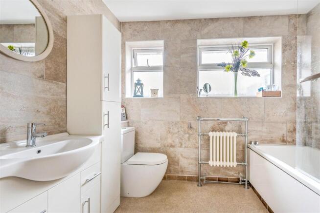 Bathroom (2).jpg