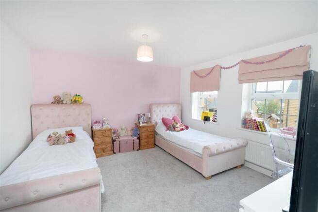5 bed Detached for sale Image 10