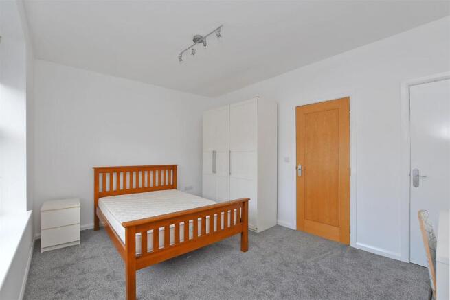3 bed Apartment to rent Image 8