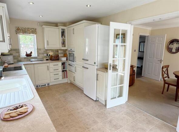 Kitch - Dining 1.JPG