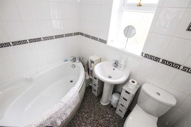 FIRST FLOOR FAMILY BATHROOM