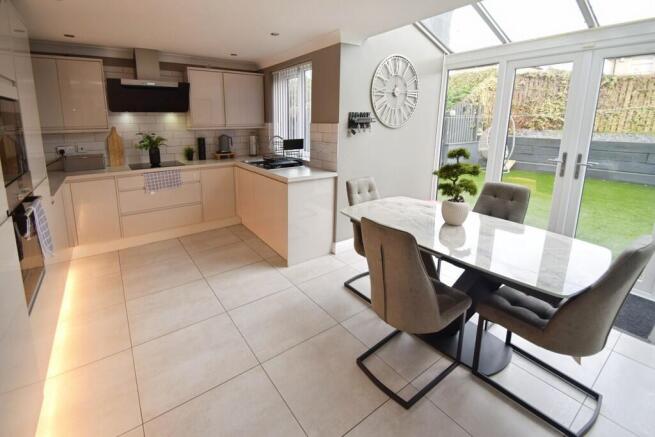 5 bed Detached for sale Image 4