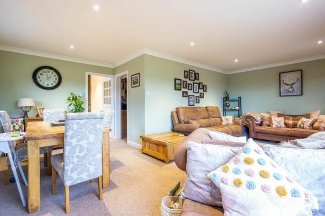 SITTING/DINING ROOM