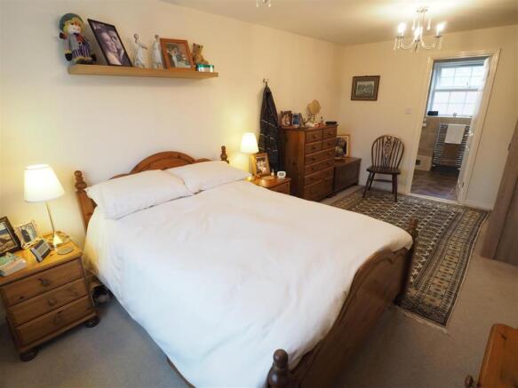 Master Bedroom With En-Suite 090