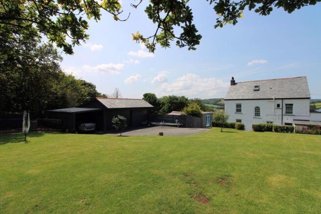 Garden and garage/outbuildings