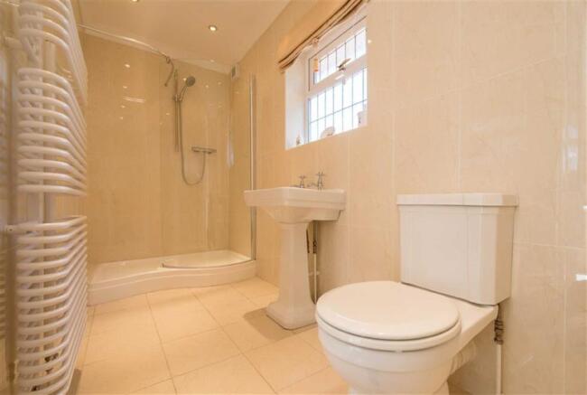 EN-SUITE SHOWER ROOM