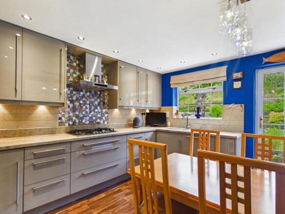 4 bed Detached for sale Image 10