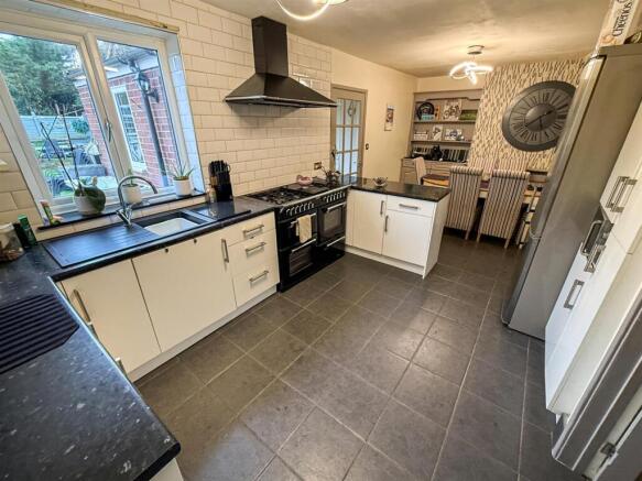 Kitchen/ Dining Room