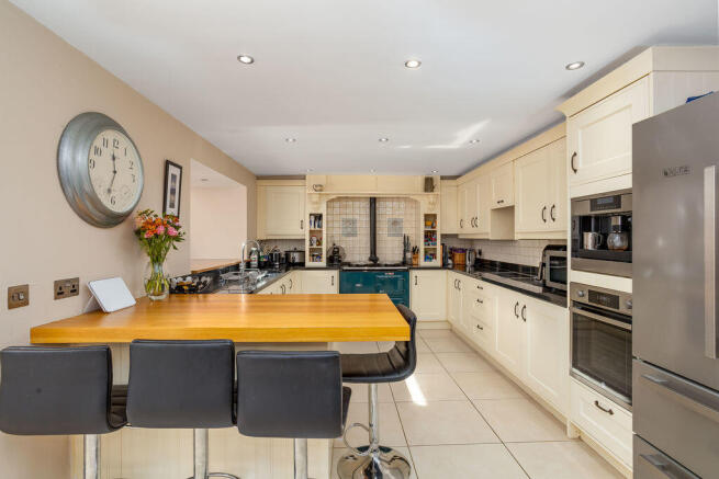 6 bed Detached for sale Image 12