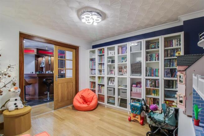 4 bed Detached for sale Image 8