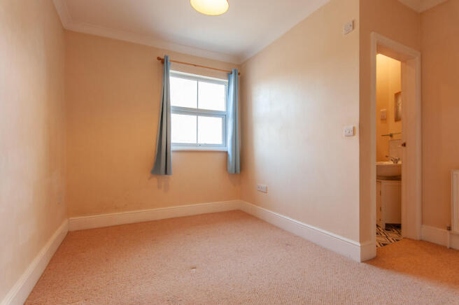 2 bed Apartment to rent Image 8