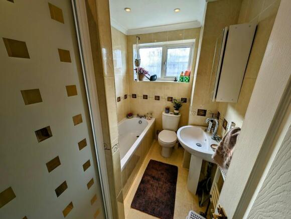 32 Quedgeley bathroom.jpg