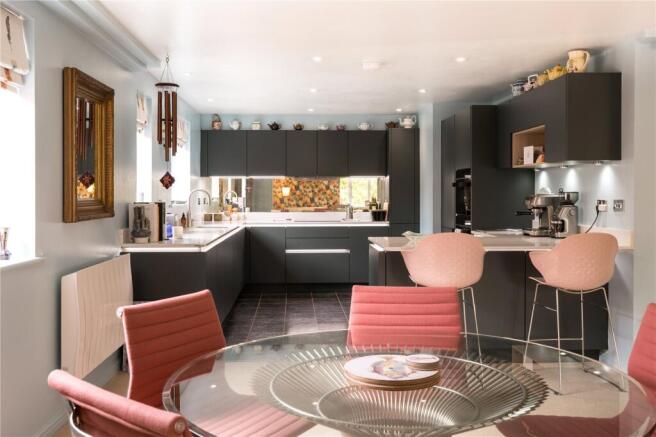2 bed Apartment for sale Image 5
