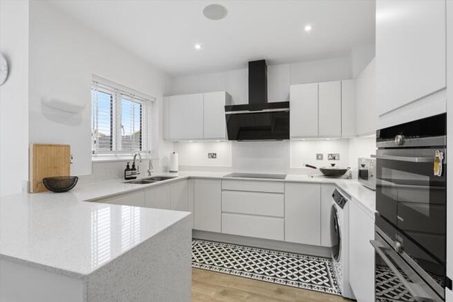 Orchard Farm Avenue, East Molesey, Surrey KT8 photo 4