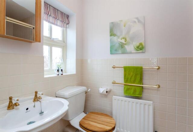 En-Suite Bathroom.jp