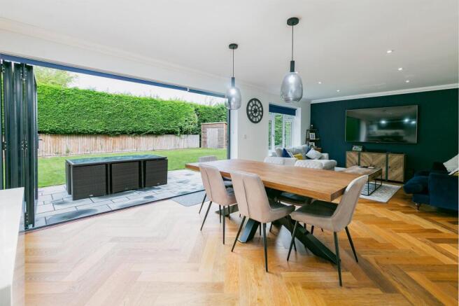 5 bed Detached for sale Image 9