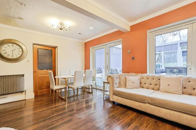 5 bed Detached for sale Image 11