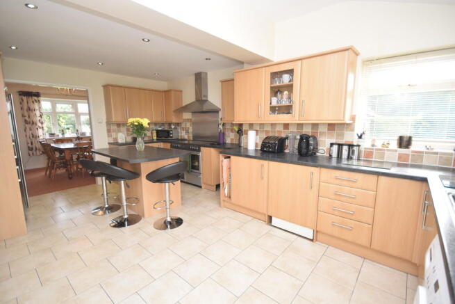 Kitchen/Breakfast...