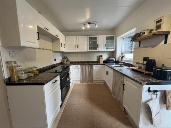 3 bed Semi-Detached for sale Image 10