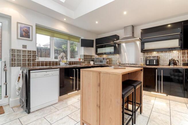 3 bed House for sale Image 4