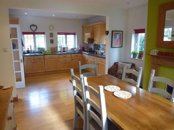 KITCHEN/DINING ROOM