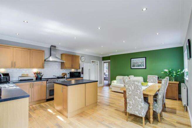 4 bed Detached for sale Image 4