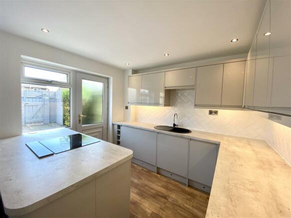 KITCHEN/DINING AREA