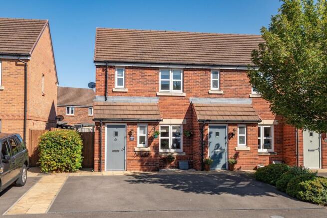 2-bed house on Silks Way, Andover, SP11, £284,000