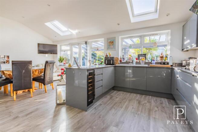 KITCHEN DINER & UTILITY