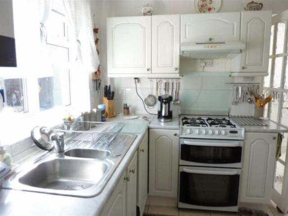 FITTED KITCHEN