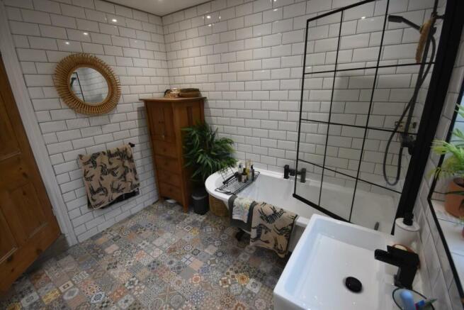 BATHROOM SUITE