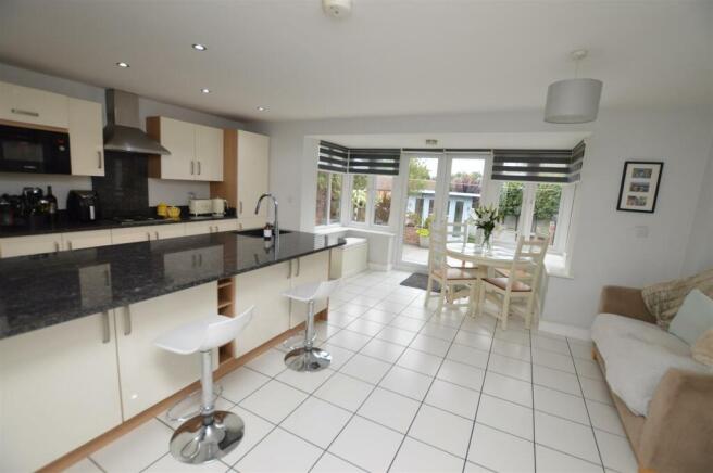 Open plan kitchen/dining/living room