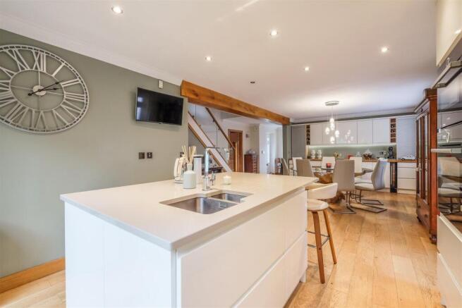 5 bed Detached for sale Image 8