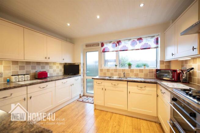 KITCHEN / BREAKFAST ROOM: