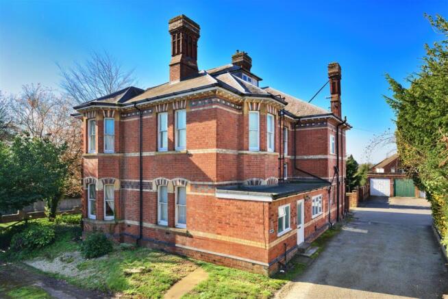 Flat 1 64 Bodenham Road (01).jpg