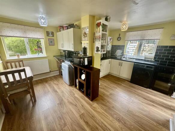 KITCHEN/DINING ROOM