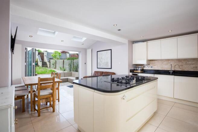 4 bed Town House for sale Image 5