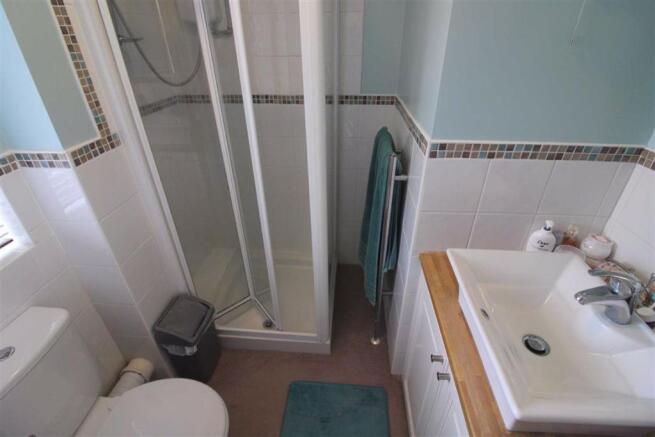 EN-SUITE SHOWER ROOM