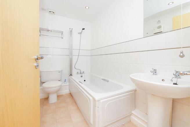 2 bed Apartment to rent Image 4