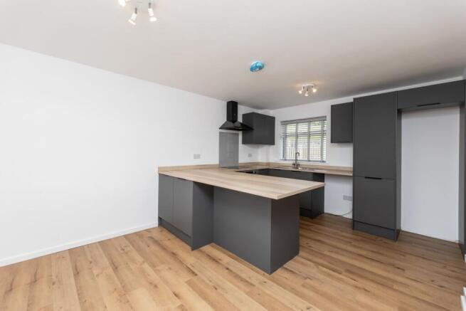 3 bed Semi-Detached to rent Image 5