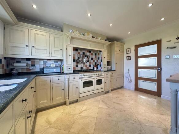 4 bed House for sale Image 6