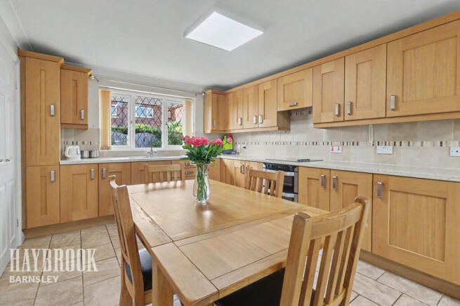 4 bed Detached for sale Image 7