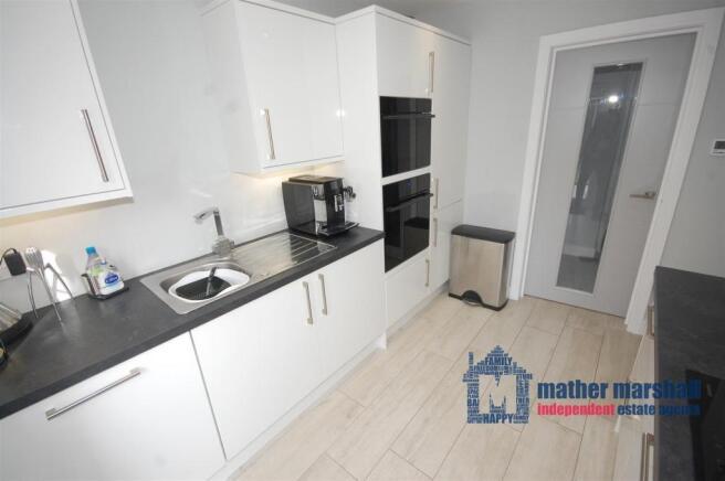 Modern Fitted Kitchen b