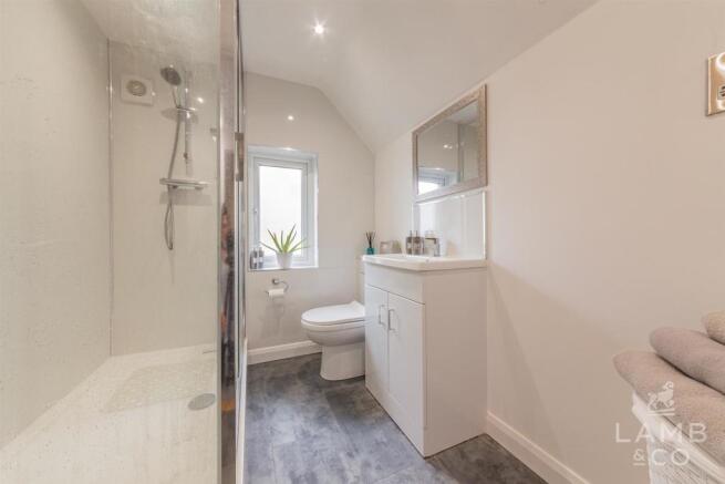 SHOWER ROOM/WC: