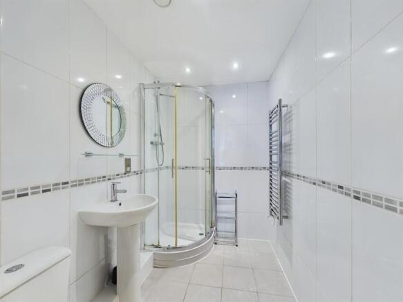2 bed Apartment to rent Image 5