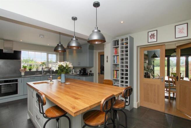 Kitchen - L.JPG