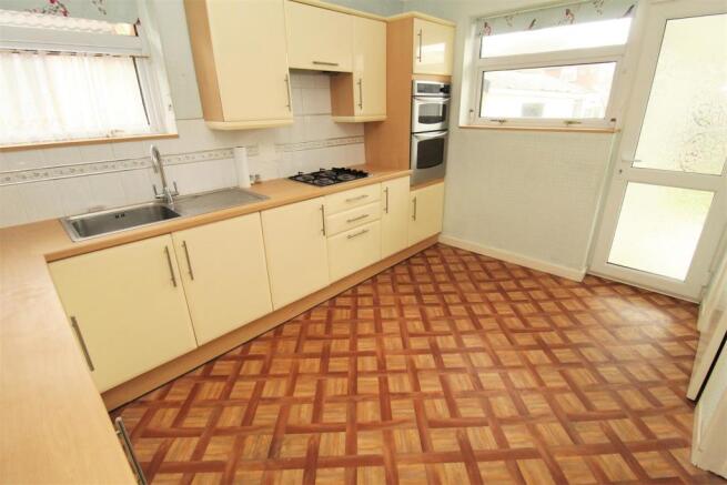 Kitchen2.JPG