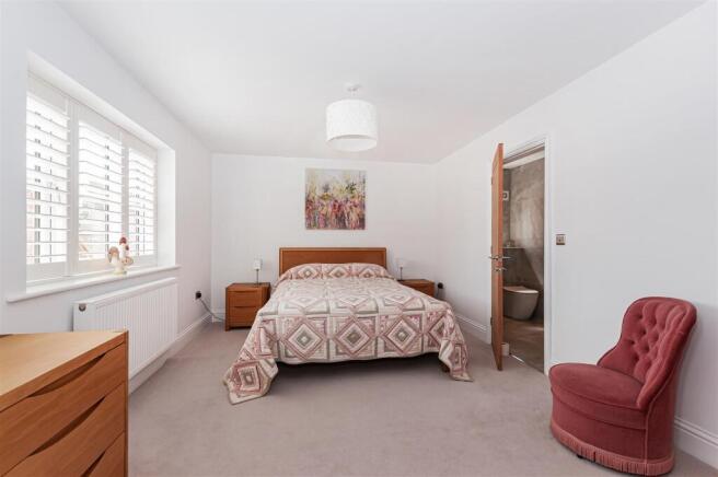 4 bed Detached for sale Image 9